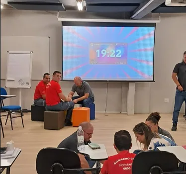 Apresentação com cronômetro e instrutores